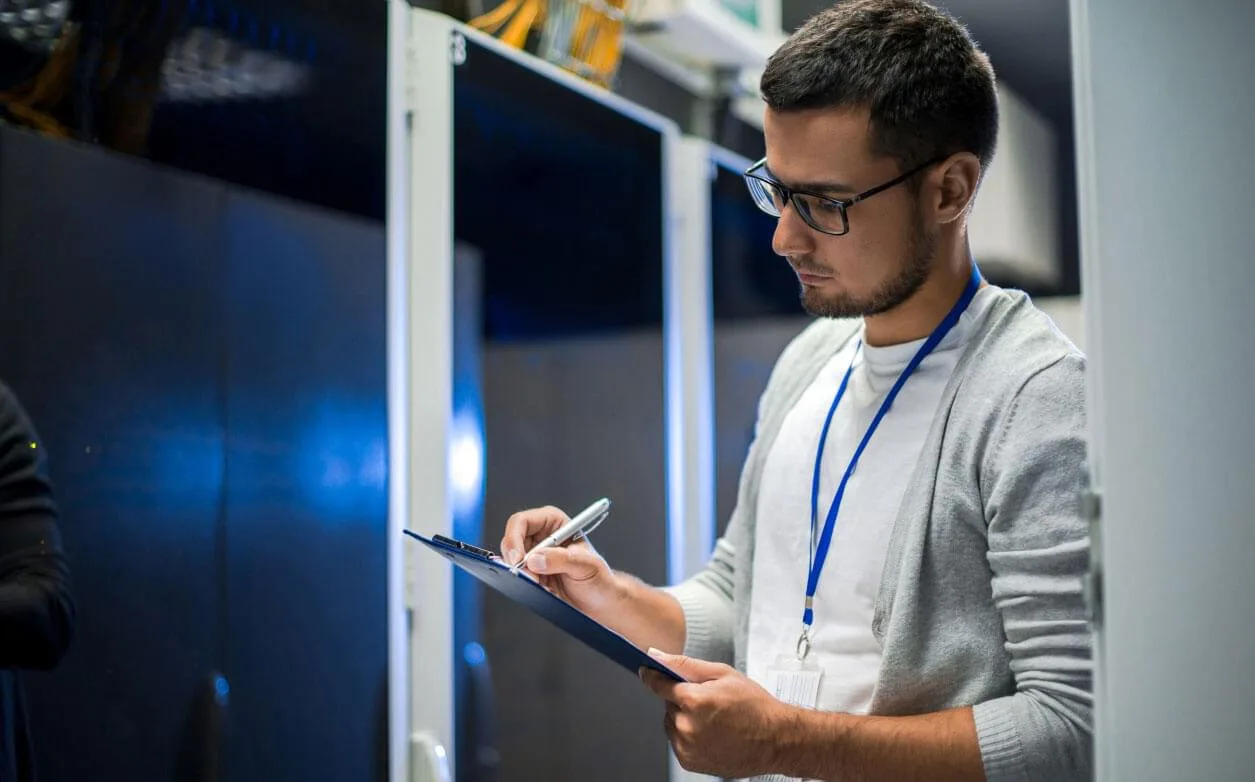 Especialista técnico atendiendo infraestructura de hosting